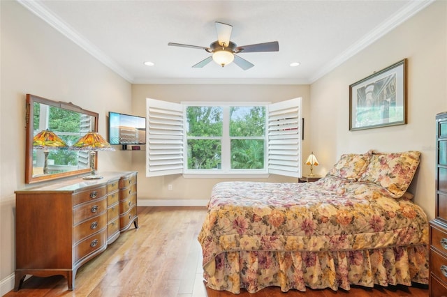 bedroom featuring crown molding, baseboards, light wood-style floors, recessed lighting, and ceiling fan