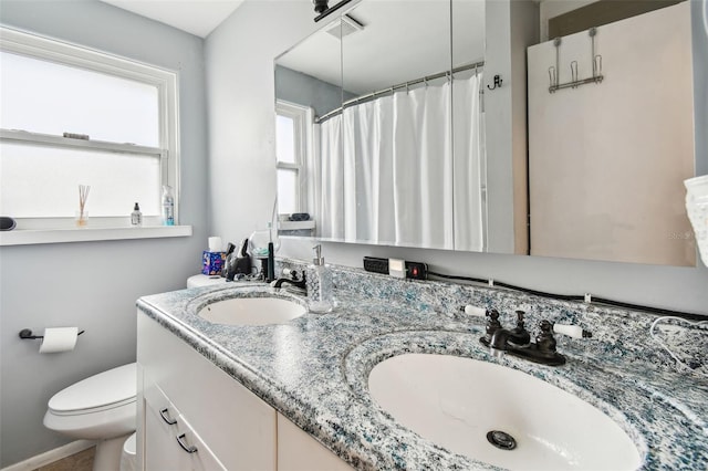 361 Colonial Ct, Dunedin, FL 34698 - bathroom with double vanity, toilet, and a shower with shower curtain