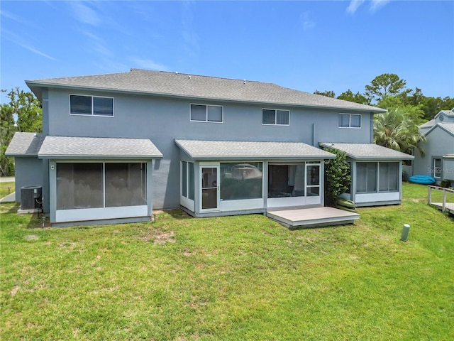 11122 W Cove Harbor Dr Unit 112, Crystal River, FL 34428 - back of property with a sunroom, a yard, and stucco siding