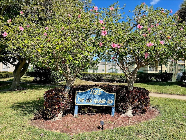 community / neighborhood sign featuring a yard