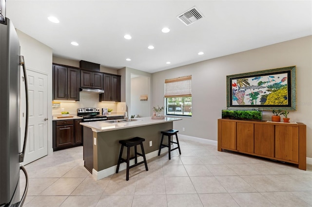 3877 Burdick Loop, Odessa, FL 33556 - kitchen featuring a sink, stainless steel appliances, under cabinet range hood, light countertops, and a kitchen bar