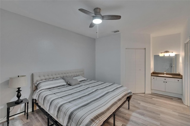 2220 Chianti Pl Unit 8-0828, Palm Harbor, FL 34683 - bedroom with light wood-type flooring, a sink, a closet, connected bathroom, and a ceiling fan