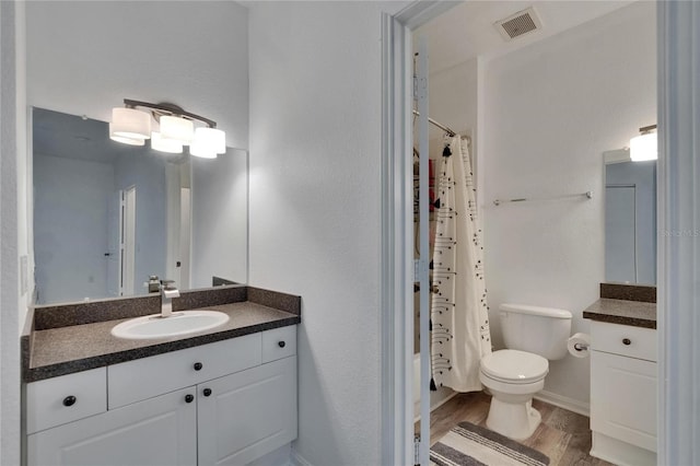 2220 Chianti Pl Unit 8-0828, Palm Harbor, FL 34683 - bathroom featuring toilet, wood finished floors, vanity, and shower / tub combo with curtain