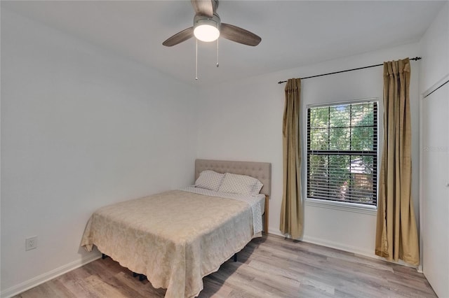 2220 Chianti Pl Unit 8-0828, Palm Harbor, FL 34683 - bedroom featuring light wood-style floors, baseboards, and a ceiling fan