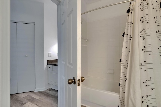 2220 Chianti Pl Unit 8-0828, Palm Harbor, FL 34683 - bathroom with wood finished floors, shower / tub combo with curtain, baseboards, and vanity