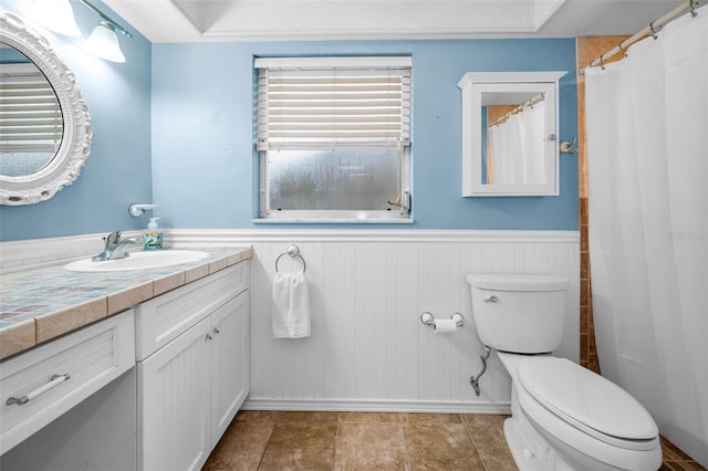 2485 Indigo Dr, Clearwater, FL 33763 - full bath with toilet, a wainscoted wall, vanity, and baseboards