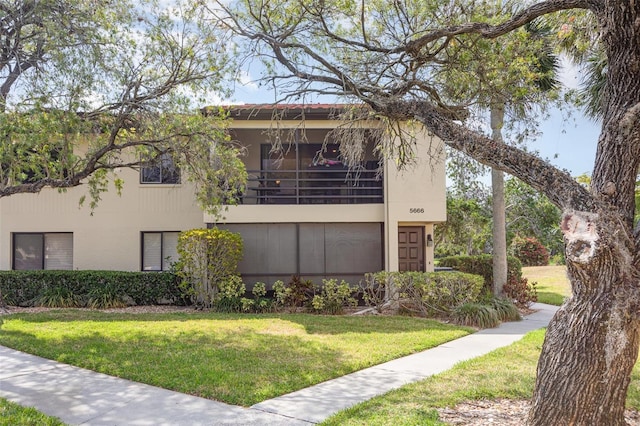 5666 Gardens Dr Unit 202, Sarasota, FL 34243 - view of front of property featuring a front yard and a balcony