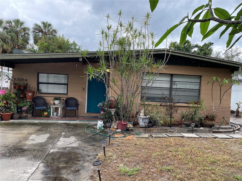 4104 W N B St, Tampa, FL 33609 - view of front of house with a patio area