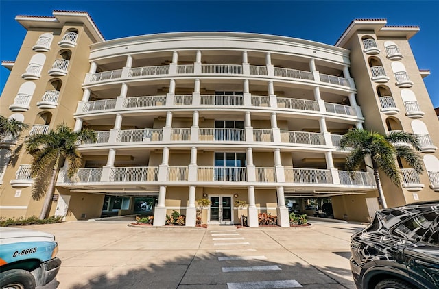 view of apartment building / complex