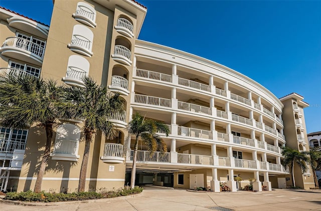 view of apartment building / complex
