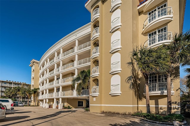 view of apartment building / complex
