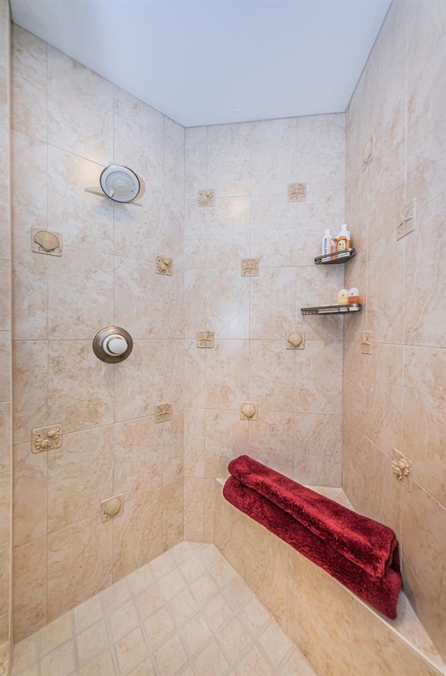 bathroom featuring a tile shower