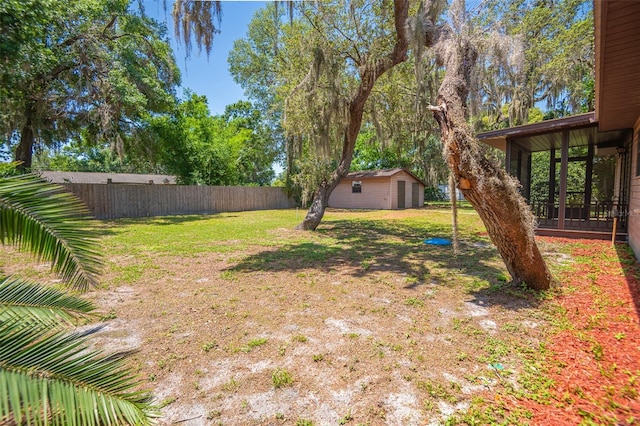 view of yard featuring an outdoor structure