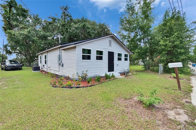 528 S Seminole Ave, Fort Meade, FL 33841 - view of front of house featuring a front lawn and central AC unit