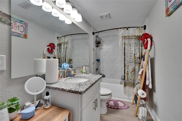 528 S Seminole Ave, Fort Meade, FL 33841 - bathroom featuring shower / tub combo with curtain, wood finished floors, vanity, and toilet