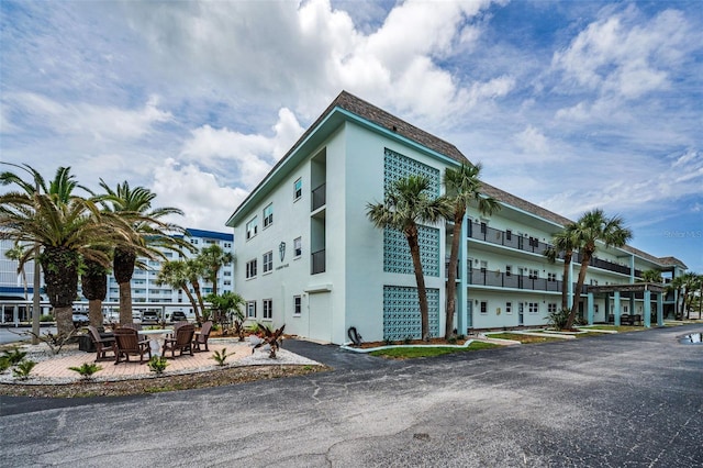 8 Glencoe Pl Unit 305, Dunedin, FL 34698 - view of building exterior