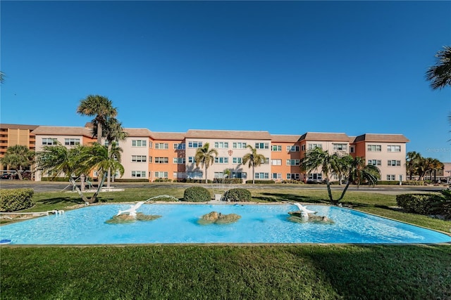8 Glencoe Pl Unit 305, Dunedin, FL 34698 - view of pool with a lawn