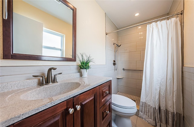 10051 82nd Ln, Seminole, FL 33777 - full bath with toilet, tile walls, vanity, a tile shower, and recessed lighting