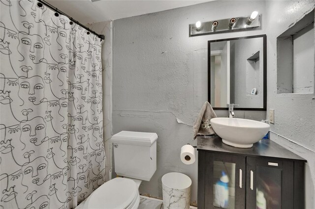 1716 Bayou Cir, Lakeland, FL 33803 - bathroom featuring toilet, a textured wall, vanity, and a shower with curtain