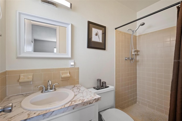 2048 64th Ave S, Saint Petersburg, FL 33712 - full bathroom with a tile shower, toilet, and vanity