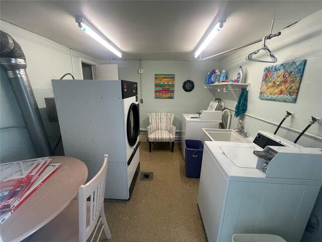 2011 58th Ave N Unit 20, Saint Petersburg, FL 33714 - shared laundry room with independent washer and dryer