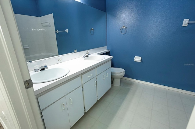 8545 Hunters Key Cir, Tampa, FL 33647 - full bath featuring toilet, double vanity, and baseboards