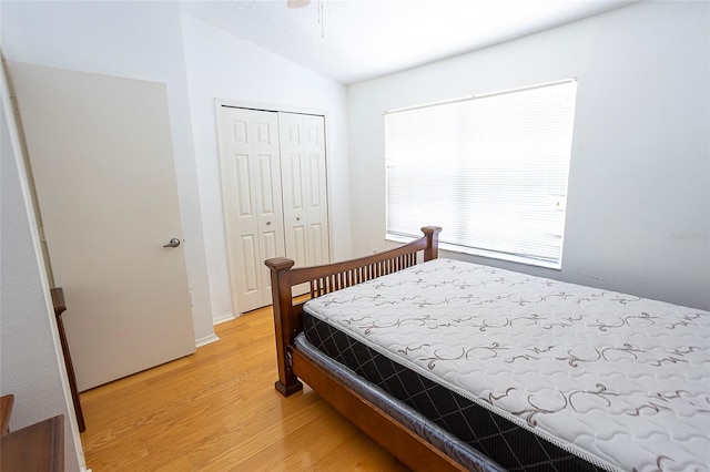 8545 Hunters Key Cir, Tampa, FL 33647 - bedroom with light wood finished floors, lofted ceiling, a closet, and a ceiling fan