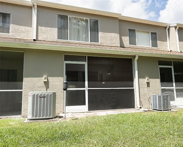 8545 Hunters Key Cir, Tampa, FL 33647 - rear view of property featuring central AC, stucco siding, and a yard