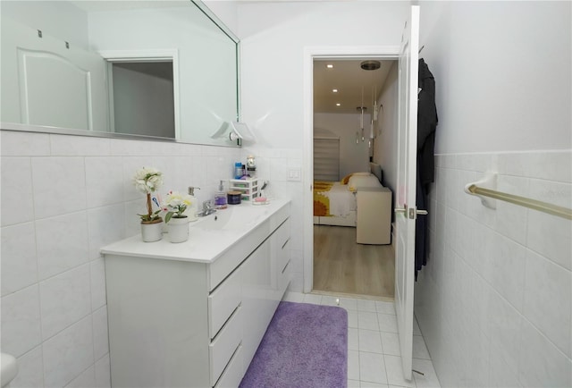 2901 SW 136th Ct, Miami, FL 33175 - bathroom featuring tile walls, vanity, tile patterned flooring, and ensuite bath