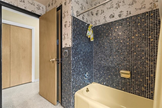 1675 Robin Hood Ln, Clearwater, FL 33764 - bathroom with wallpapered walls and washtub / shower combination
