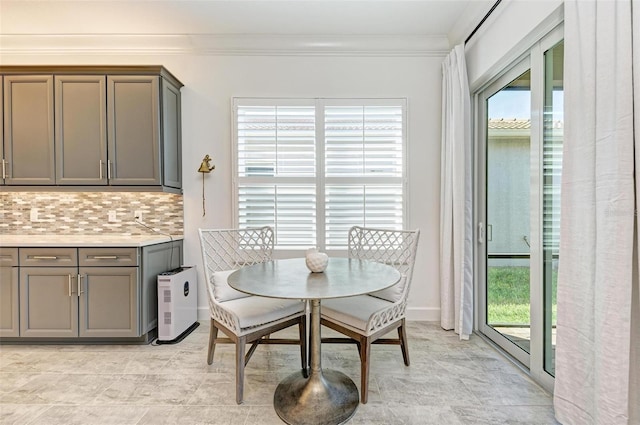 15525 Corona Del Mar Dr, Wimauma, FL 33598 - dining room with crown molding