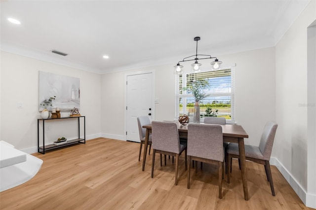 526 62nd Ave NE, Saint Petersburg, FL 33702 - dining room featuring light wood-style flooring, crown molding, recessed lighting, and baseboards