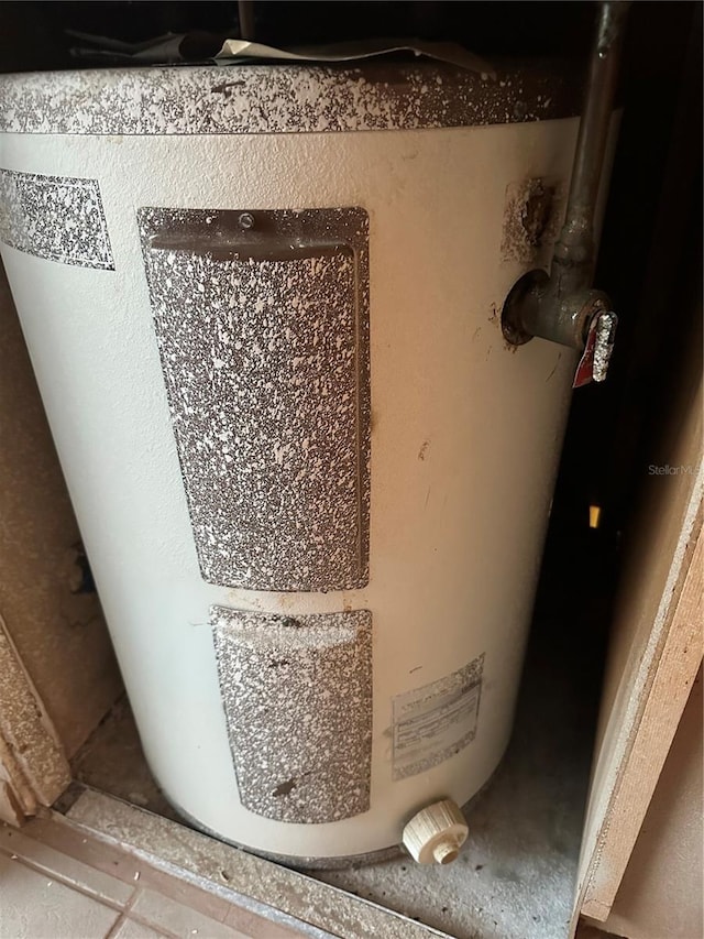 1200 37th St N Unit 403, Saint Petersburg, FL 33713 - detailed view of water heater