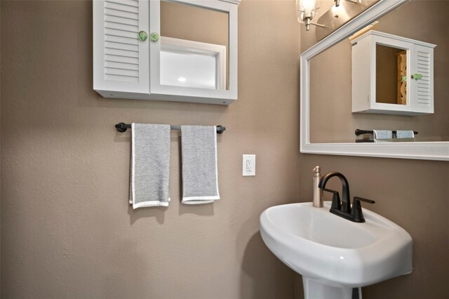 2859 Dartmouth Ave N, Saint Petersburg, FL 33713 - bathroom with a sink