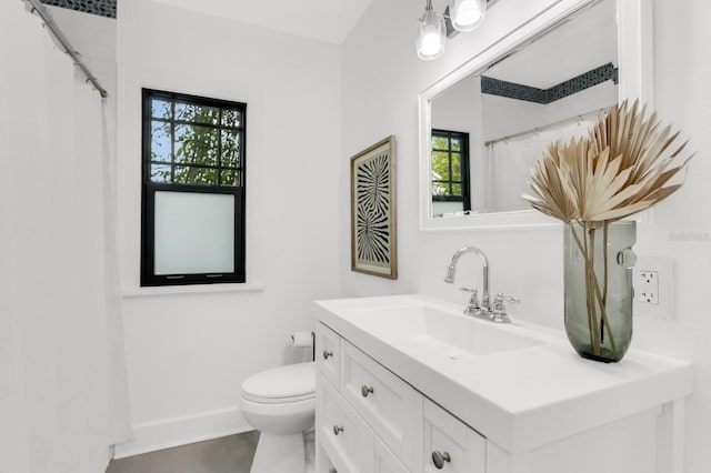 2859 Dartmouth Ave N, Saint Petersburg, FL 33713 - bathroom featuring toilet, vanity, baseboards, and curtained shower