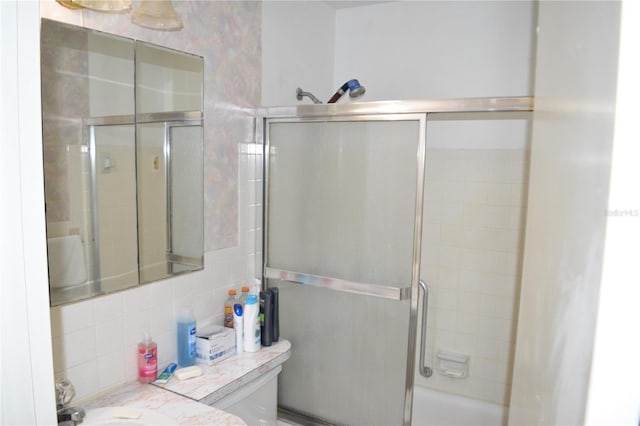 2463 Brazilia Dr Unit 43, Clearwater, FL 33763 - bathroom featuring backsplash, toilet, a sink, and shower / bath combination with glass door