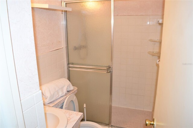 2463 Brazilia Dr Unit 43, Clearwater, FL 33763 - full bathroom featuring a stall shower, toilet, and vanity