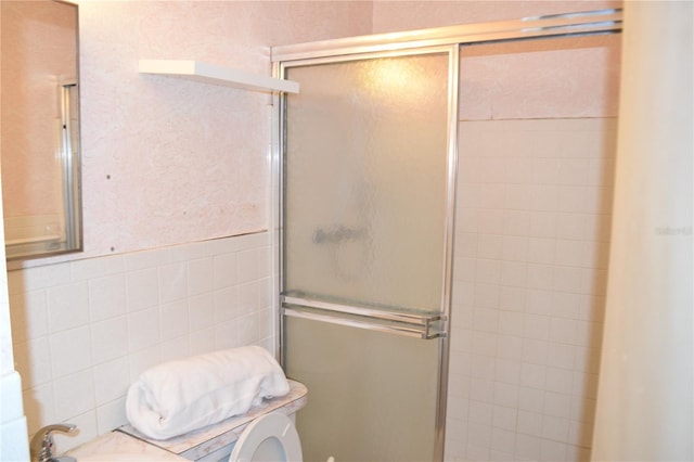 2463 Brazilia Dr Unit 43, Clearwater, FL 33763 - full bath featuring a shower stall, tile walls, and toilet