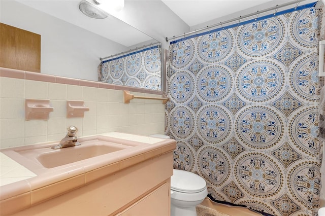 2222 Euclid Cir N, Clearwater, FL 33764 - full bathroom with tile walls, toilet, vanity, and a shower with shower curtain