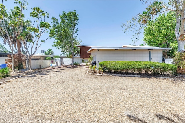 31 Dolphin Dr, Treasure Island, FL 33706 - mid-century home featuring fence