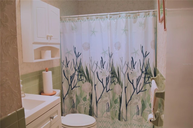 9639 Mainlands Blvd E, Pinellas Park, FL 33782 - full bathroom featuring tile walls, toilet, vanity, and a shower with curtain