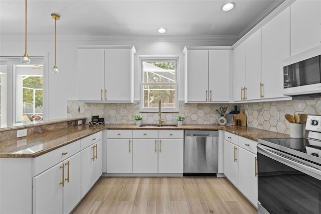 16206 Nottingham Park Way, Tampa, FL 33647 - kitchen featuring stainless steel appliances, a sink, ornamental molding, white cabinets, and light wood-type flooring