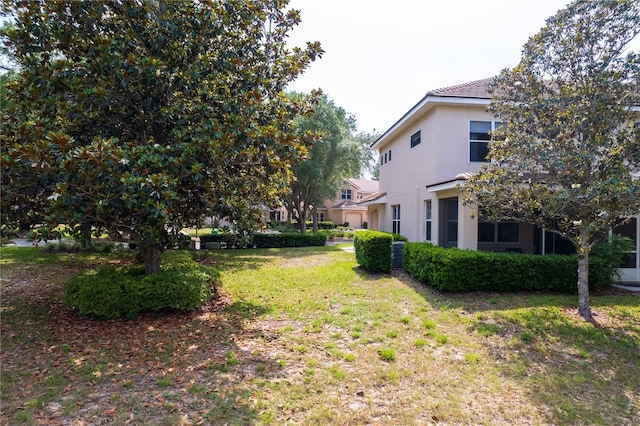 view of green lawn