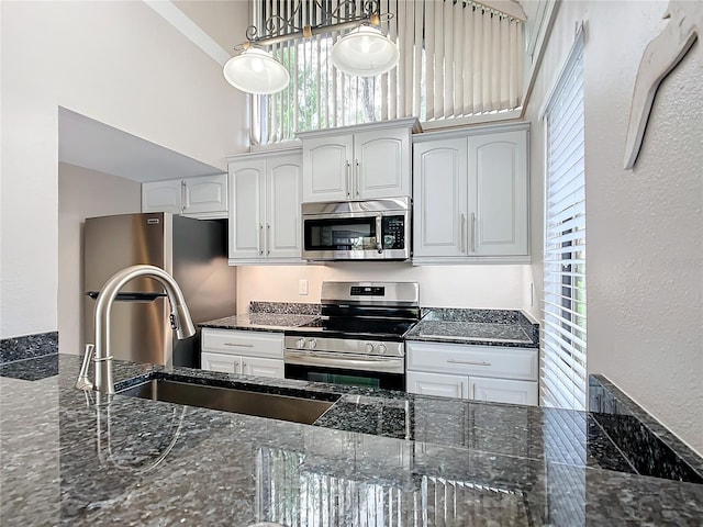2695 N Seabreeze Pt Unit I1, Crystal River, FL 34429 - kitchen with stainless steel appliances, plenty of natural light, dark stone countertops, and a textured wall