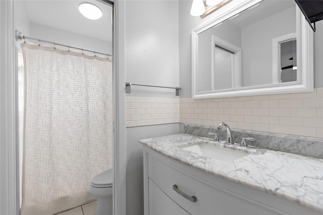 1489 77th Ave N, Saint Petersburg, FL 33702 - full bath with vanity, toilet, tile patterned flooring, tile walls, and a shower with curtain