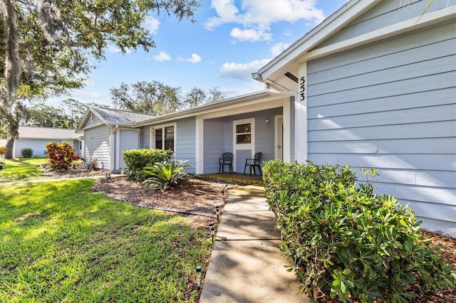 39650 US Highway 19 N Unit 553, Tarpon Springs, FL 34689 - property entrance featuring a yard and a porch