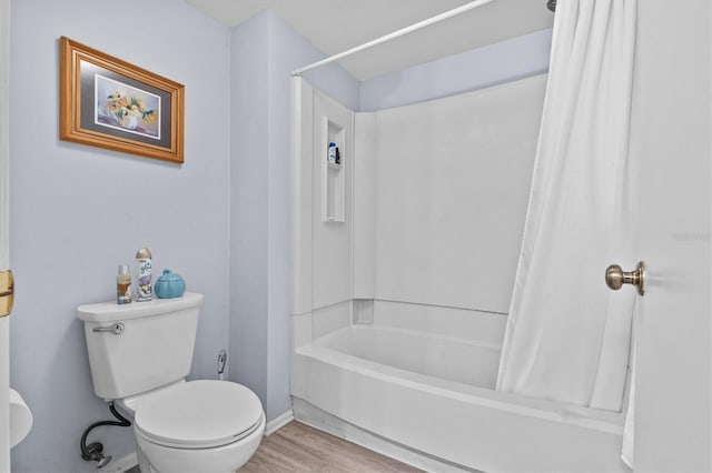 39650 US Highway 19 N Unit 553, Tarpon Springs, FL 34689 - bathroom with toilet, baseboards, wood finished floors, and shower / tub combo with curtain