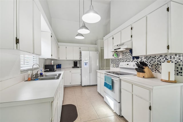 kitchen with white appliances, under cabinet range hood, a sink, tasteful backsplash, and lofted ceiling
