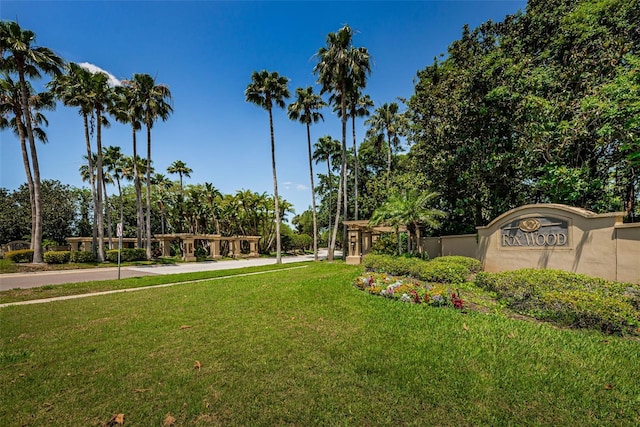 1712 Crossvine Ct, Trinity, FL 34655 - view of property's community featuring a yard
