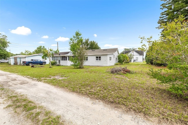 view of front of house featuring a front lawn